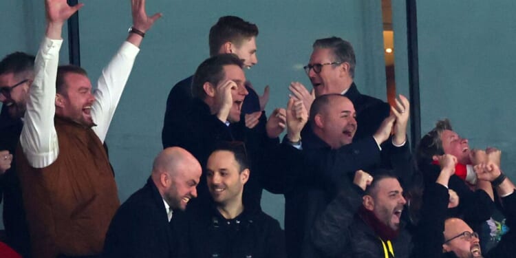 Keir Starmer finally has something to celebrate as he goes wild at Arsenal game | Politics | News