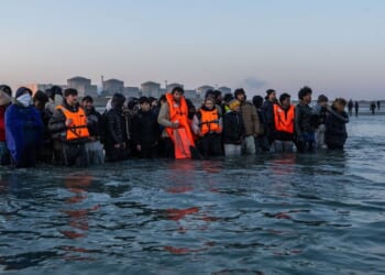 Labour delays new France migrant deal as nearly 1,000 cross Channel | UK | News