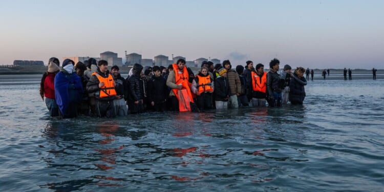 Labour delays new France migrant deal as nearly 1,000 cross Channel | UK | News