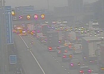 M1 traffic LIVE: Rush hour chaos as crash shuts down lanes | UK | News