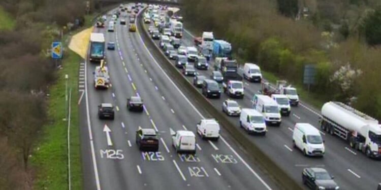 M25 traffic LIVE: Rush hour nightmare as crash sparks closure and long delays | UK | News