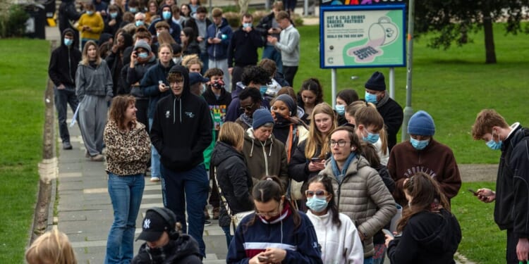 Meningitis outbreak LIVE: MenB vaccine latest as symptoms warning issued in UK | UK | News
