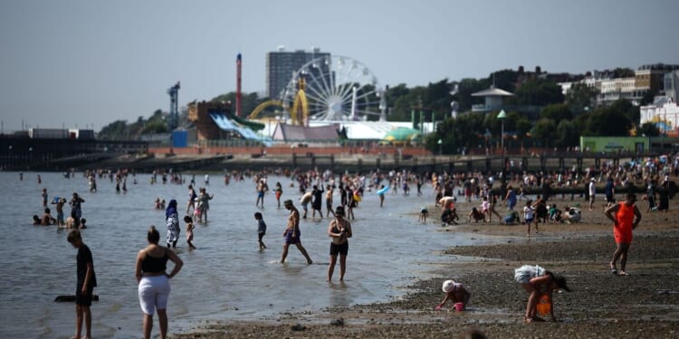 Met Office forecasts 22C scorcher as UK to be hotter than Barcelona | Weather | News