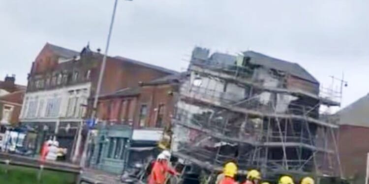 Oldham building collapse LIVE: Police swarm town centre after incident leaves 3 injured | UK | News