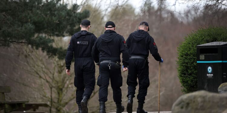 Royton LIVE: Police swarm Oldham country park after teenage girl 'assaulted' | UK | News