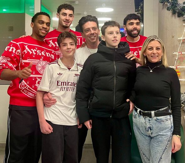 Kit Chester-Canavan with brother Bodie, mum Amanda and Arsenal players Jurrien Timber, Tommy Setford and David Raya