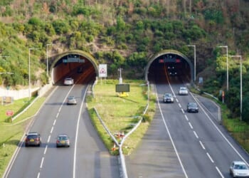 Tragedy as two dead after horror 3-vehicle crash at busy UK tunnel | UK | News