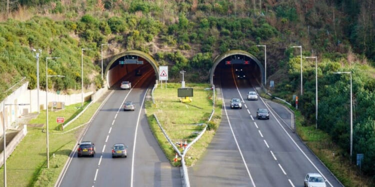 Tragedy as two dead after horror 3-vehicle crash at busy UK tunnel | UK | News
