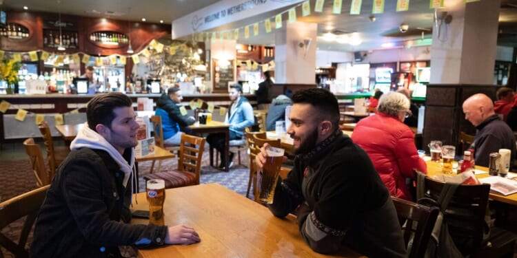 Wetherspoons boss Tim Martin warns pub owners of ‘more closures’ | UK | News