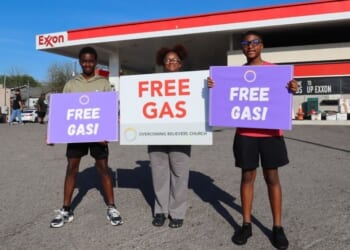 'Gas & Glory': Tennessee church gives hundreds of commuters free gas