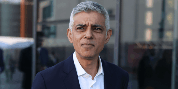 Armed security guarding mayor leave bag filled with guns outside his home while feral youths terrorised Clapham