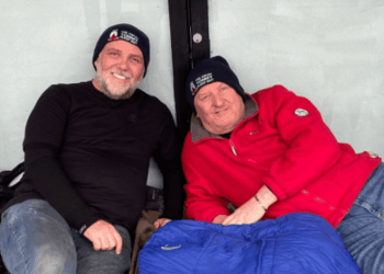 Duo sleep rough on streets to experience 'harsh reality' and raise money for homeless veterans