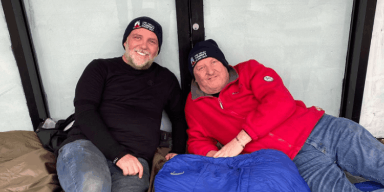 Duo sleep rough on streets to experience 'harsh reality' and raise money for homeless veterans
