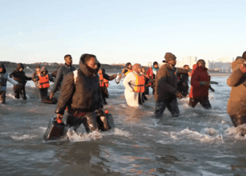 Migrant crisis: Almost 300 small boat migrants swarm across the Channel in just one day