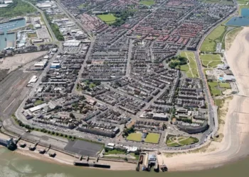 'Rotten eggs smell' so vile that children cry on walks to school puts historic coastal town at breaking point
