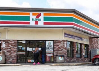 High street store launches 75% off sale as chain closes 645 stores | World | News