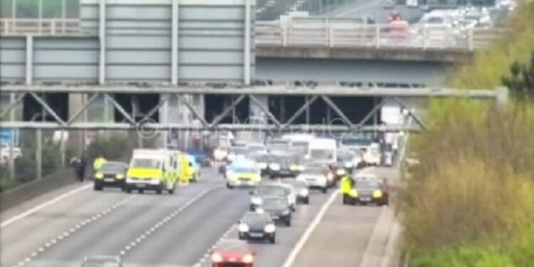 M1 Traffic: Easter weekend carriageway closed and police rush to scene | UK | News