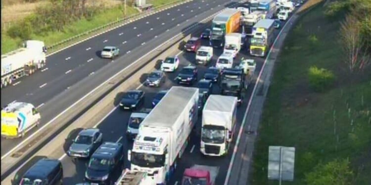 M6 traffic LIVE: Chaos on major motorway as crash sparks 90-minute delays and closures | UK | News