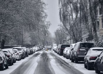 Met Office urges everyone staying home in snow to do 1 thing every hour | Weather | News