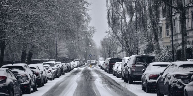 Met Office urges everyone staying home in snow to do 1 thing every hour | Weather | News