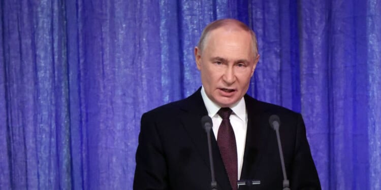 Russia fumes it will 'sink Royal Navy ships' as 'incompetent' Starmer to spark revolution | World | News