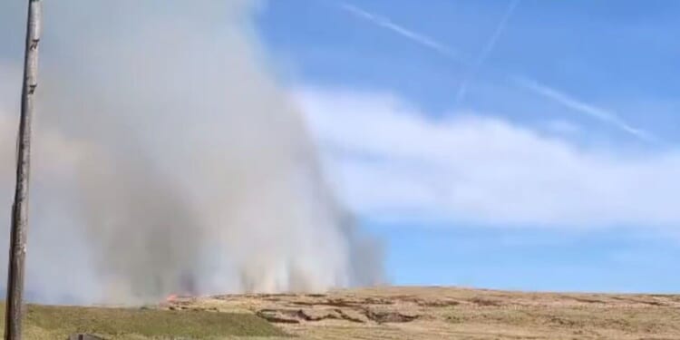 Saddleworth Moor fire RECAP: Smoke seen for miles as 'keep windows closed' warning issued | UK | News