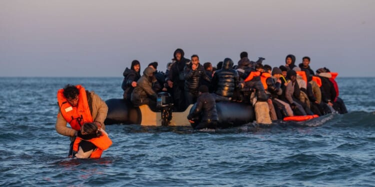 Smuggling gangs shamelessly boast about flooding UK with migrants | UK | News