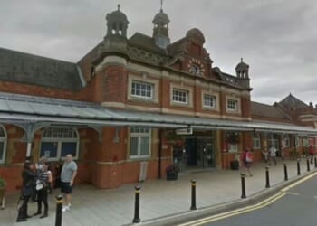 The train station home to UK's longest platform that takes 10 minutes to walk along | UK | News
