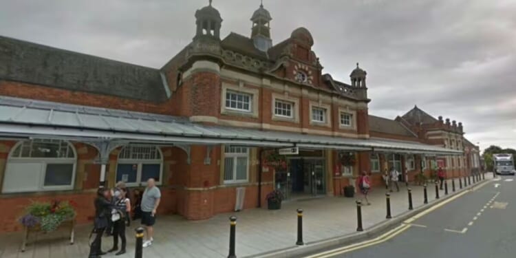 The train station home to UK's longest platform that takes 10 minutes to walk along | UK | News