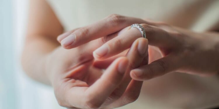 UK diamond trader collapses into administration | UK | News