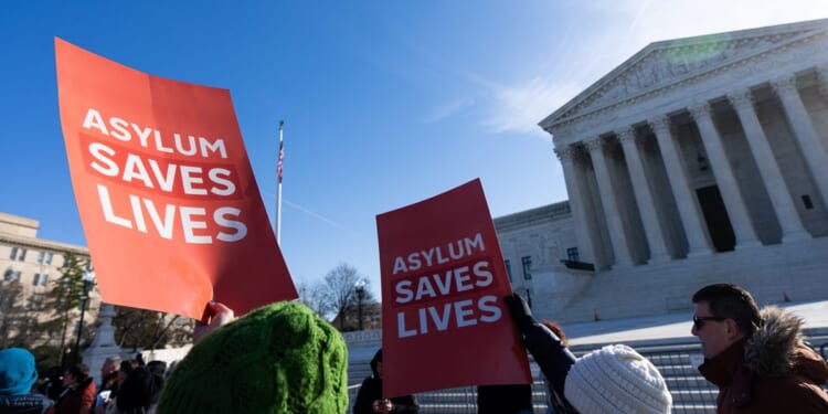 US faith leaders hold migrant-policy vigil outside Supreme Court
