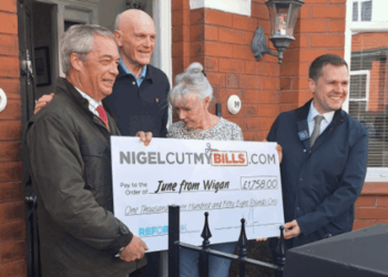 Watch the moment Nigel Farage and Robert Jenrick hand over giant cheque to pay couple’s energy bills