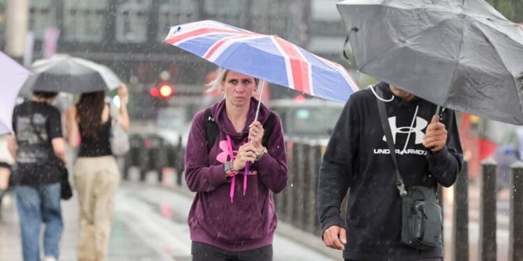 Met Office forecast shows 20 counties drenched by rain on Bank Holiday | UK | News