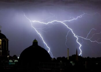 Met Office advice to 'unplug appliances' as 9 counties face thunderstorm risk | Weather | News