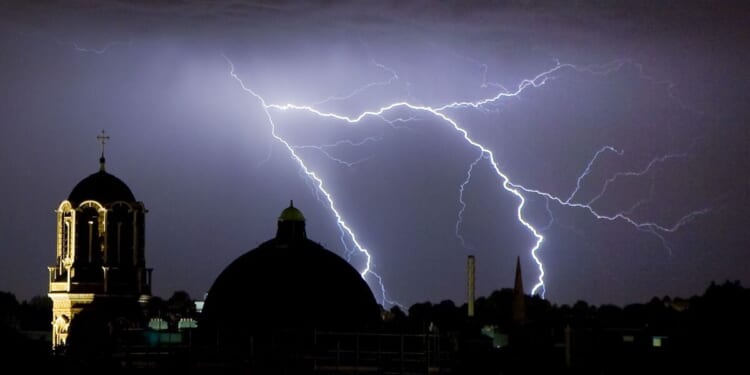 Met Office advice to 'unplug appliances' as 9 counties face thunderstorm risk | Weather | News
