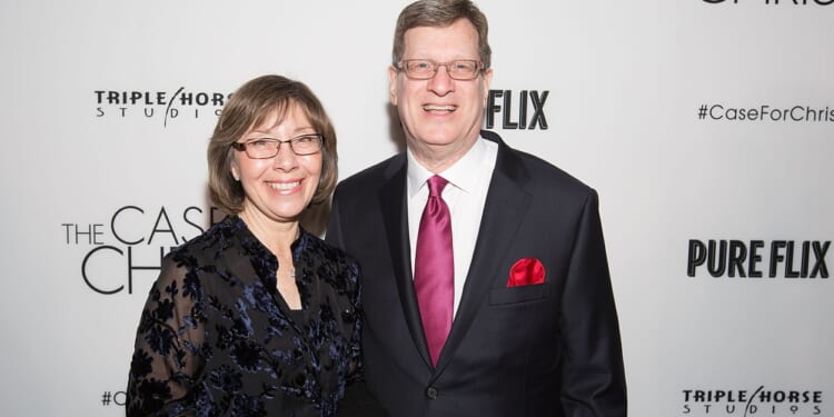 Leslie and Lee Strobel on the red carpet